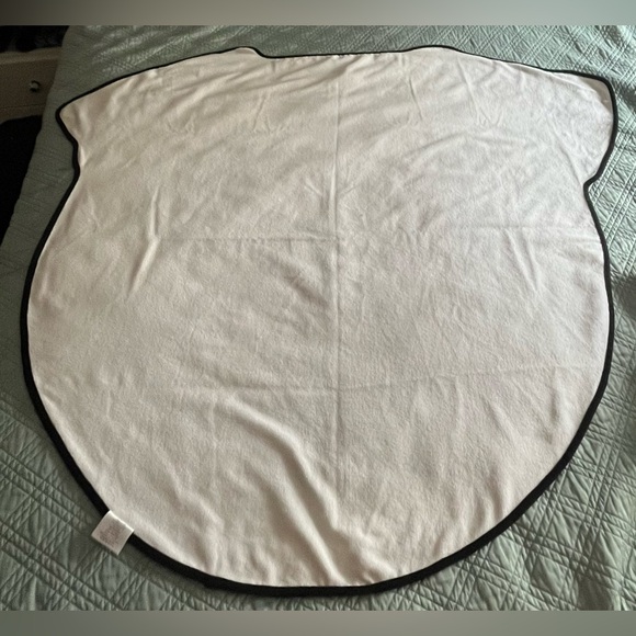 Face pug towell or can use as a blanket size 48 W X 49 long - Picture 3 of 4